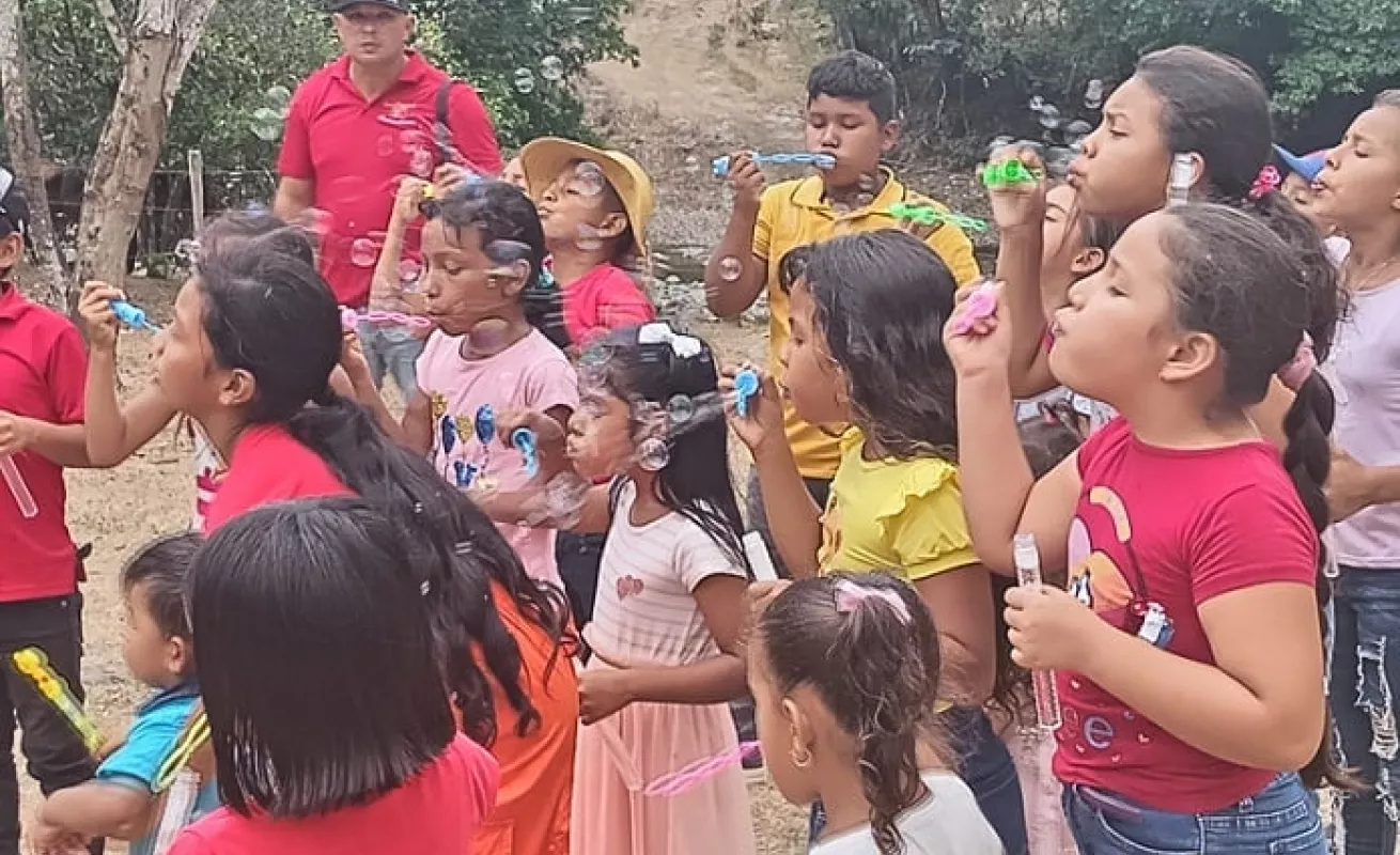 Benefician a más de 80 niños con mochilas y útiles escolares (Fotos)