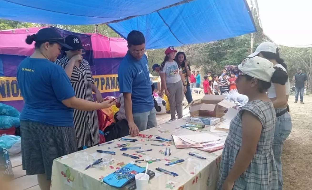 Benefician a más de 80 niños con mochilas y útiles escolares (Fotos)